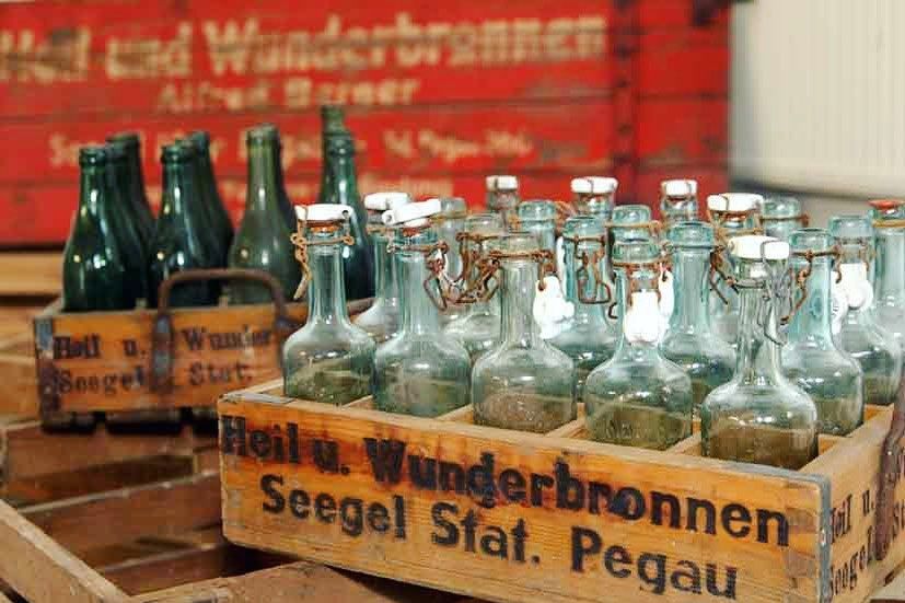 Alte Flaschen aus dem Heil- und Wunderbrunnen Werk