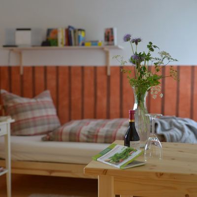 Durch Türrahmen; Schlafzimmer mit Einzelbett und kleinem Tisch