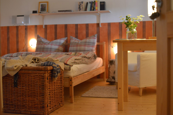 Ein Schlafzimmer mit Doppelbett mit gemütlicher Beleuchtung