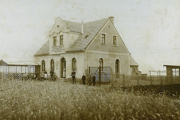 altes Bild, Feld im Vordergrund, im Hintergrund ein Landhaus