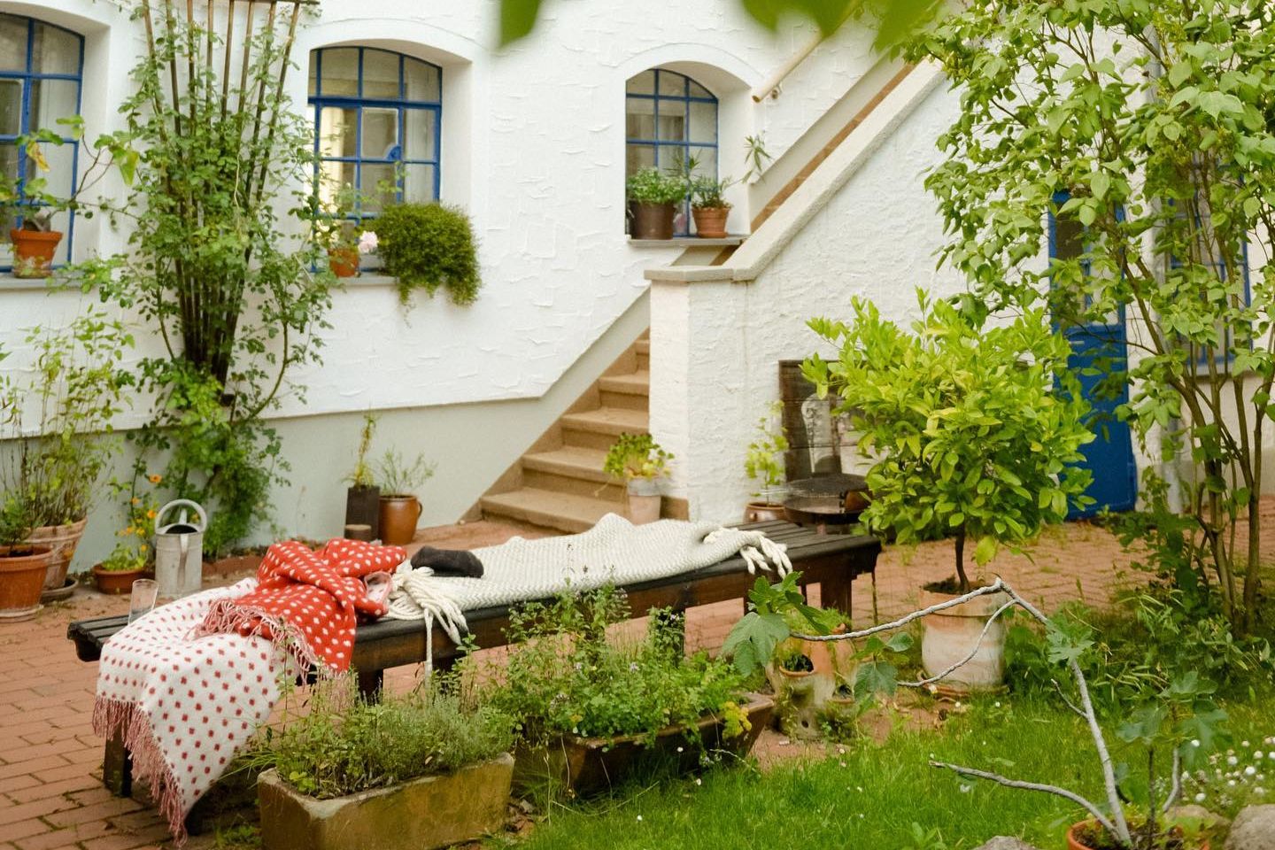 Hinterhof mit Sitzbank und einer Treppe am Haus