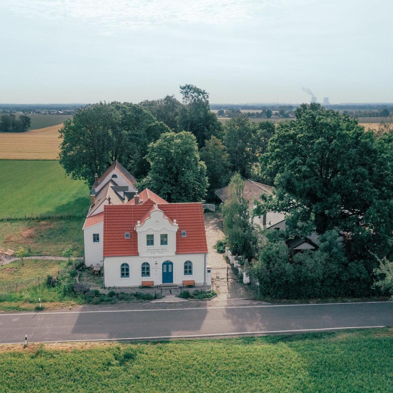 Gebüde Wunderbrunnen, mit Waldstück dahinter