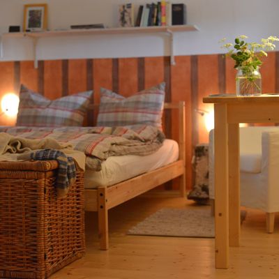 Ein Schlafzimmer mit Doppelbett mit gemütlicher Beleuchtung