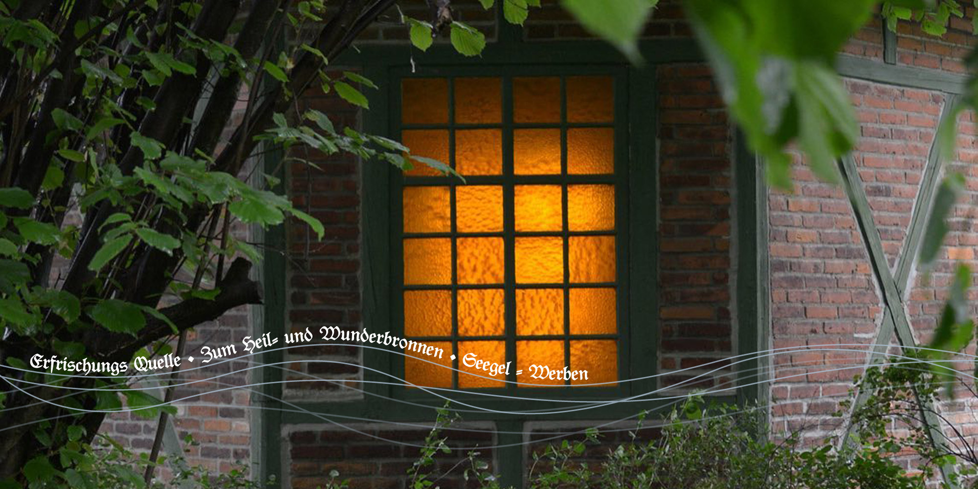 Gestrüpp im Vordergrund, dahinter eine Hauswand, darin ein Fenster mit einem beleuchteten Zimmer, Gescriebener Text; "Erfrischungsquelle - Zum Heil- und Wunderbrunnen -  Seegel - Werben